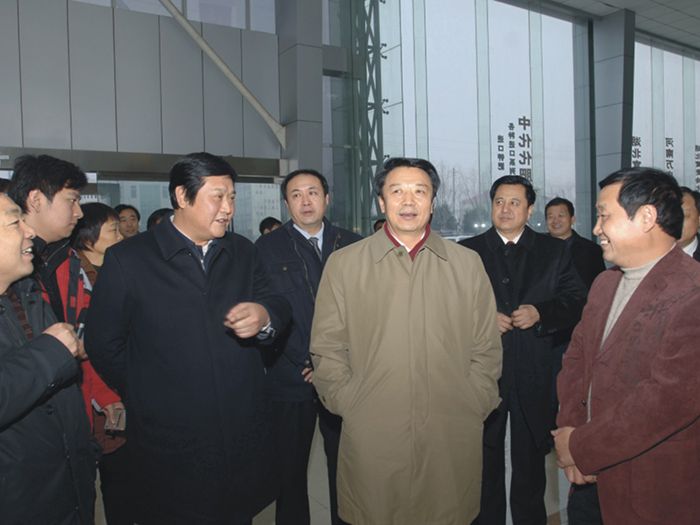 時任中華全國供銷合作總社黨組書記王君（前排右二）到樱桃AV免费网站集團調研