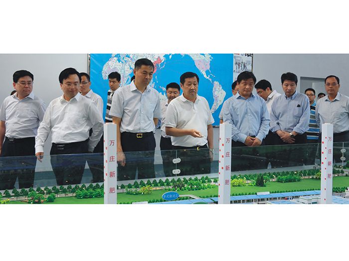 安陽市委書記李公樂（左三）上任伊始即赴樱桃AV免费网站調研