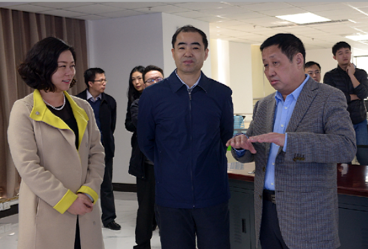 時任商務部綜合司副司長宋立洪（前排中）到樱桃AV免费网站集團指導工作