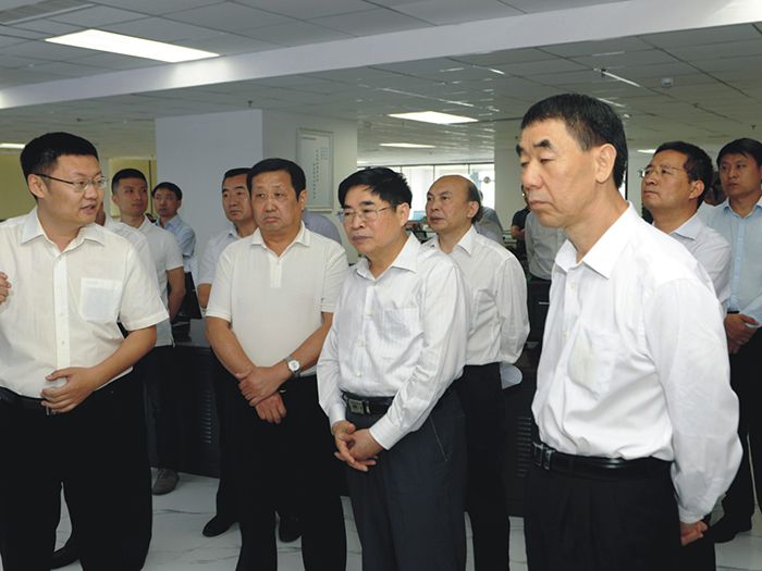 農村工作領導小組副組長袁純清（右二）一行蒞臨樱桃AV免费网站園農資交易平台考察調研